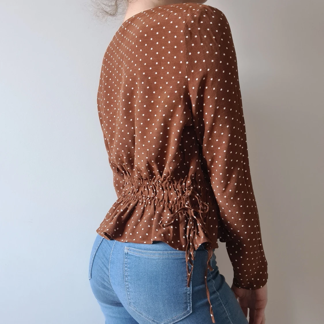 Prickig blus m volang, knappar & band - 91