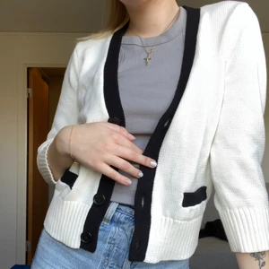 Ralph Lauren kofta - Ralph Lauren kofta, behöver hängas ut men är som ny. Trekvartsärm i storlek XS💗