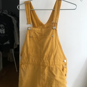 Overall / bib - Säljer mina härliga senapsgula bib då de inte blir använda. Storlek S men är oversized så passar lätt M.Skriv om du har fler frågor:)