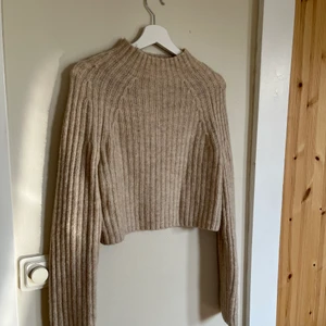 Ribbad stickad tröja - Beige tunnstickat tröja med lång ärm. Lite kortare i modellen. Passar XS-S. Skriv för fler bilder!