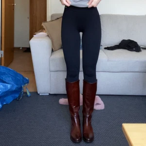 Gabor stövlar - Oanvända Gabor stövlar i storlek 36 💗. Ord pris är 2700kr. Fina till klänning, casual med tights eller till ett par mörkblåa jeans!