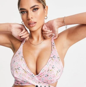 ASOS bikiniöverdel - Supersöt rosablommig bikiniöverdel från ASOS! Aldrig använd då den var för stor men returtiden hade passerat. Säljer även matchande underdel.
