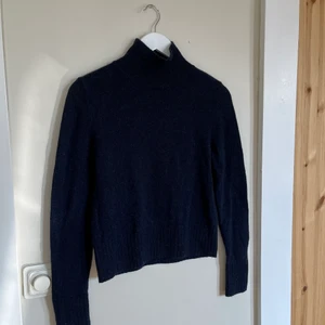 Polotröja i 100% ull - Mörkblå ylletröja. Sparsamt använd så bra skick 👌 lite kortare i modellen. Passar xs-s skulle jag säga. Skriv för fler bilder!