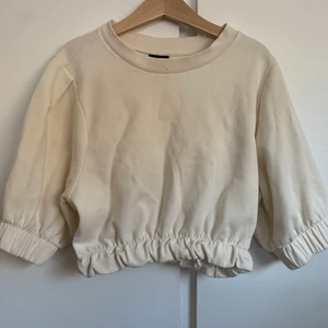 Gina tricot topp💕 - Säljer nu min super fina topp från Gina tricot, har haft ganska länge man bara använt typ 5 gånger. Säljer den eftersom den inte har kommit till användning. Skriv privat för mer bilder eller info😍!! 