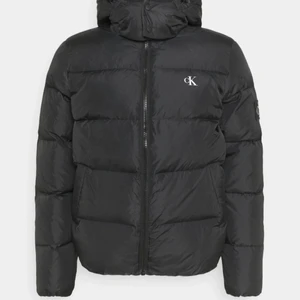 Calvin Klein dun jacka!  - Väldigt fint skick! Köpte för 2600 kr! 