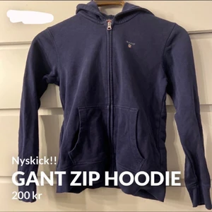 Gant Zip Hoddie - Gant Hoodie i storlek Xs men passar S också. Har knappt användt den så den är i väldigt bra skick! Pris: 200kr (frakten ingår i priset)
