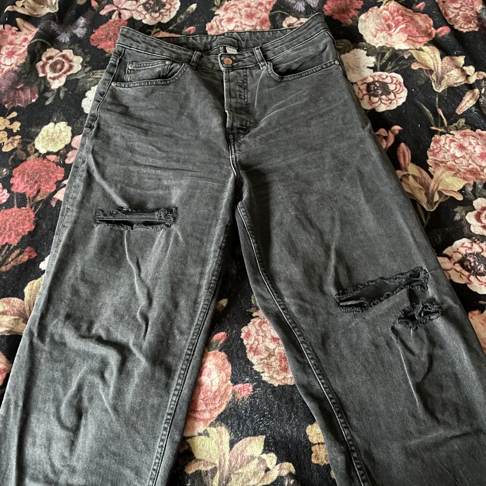 Svarta/gråa jeans ifrån hm, de är några hål på benen och är super coola! . Jeans & Byxor.