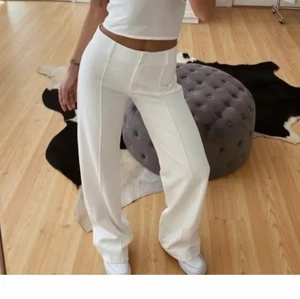 Kostymbyxor  - Säljer dessa kostymbyxor i XS då dom inte passar mig, dom är uppsprättade där nere och är långa på mig som är 167💕