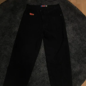 empyre manchesterbyxor - empyre manchesterbyxor köpta för 1,5 år sedan. de är i bra skick, nästan felfria💖 väldigt baggy/loose liknar polar big boys eller polar 93 i passformen😇😇