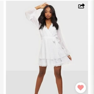 Vit klänning  - Klänningen är från Nelly och är Bara använd en gång så är i väldigt fint skick, skriv gärna om ni vill ha fler bilder så fixar jag det💗 obs finns två väldigt små fläckar som knappt syns vid kragen därav priset