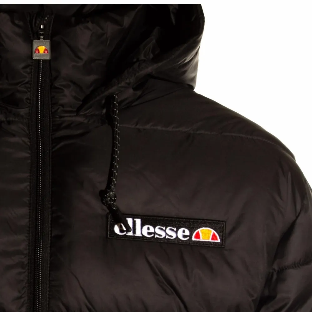Nästan oanvänd Ellesse puffer jacket. Inga skavanker finns på jackan. Inköpt för 1200 kr. . Jackor.
