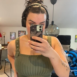 Söt topp - Storlek S, köpt på Hollister, knappt använd men tyvärr för liten för mig numera