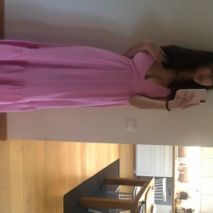Klänning - Säljer min fina rosa klänning från Gina💕🌸 perfekt längd på mig som är 170!