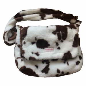 Gullig mjuk väska - En superfin väska som inte kommer till användning. Den är väldigt mjuk och har ett ställbart axelband. (Frakt tillkommer)