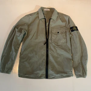 Stone Island overshirt  - Köpt hos Merchsweden i ny skick, den är i storlek M. Den är fortfarande i ny skick och jag säljer den för 2000