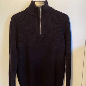 En svart stickad tröja med polo från Lager 157, storlek M. Frakten kan bli billigare/dyrare beroende på vikten:)