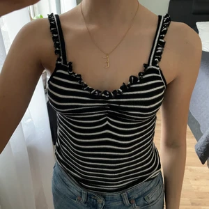 Randigt linne - Jättefint randigt linne, perfekt till sommaren! Matrialet är väldigt elastiskt vilket gör att den passar bra på flera olika storlekar, plagget är knappt använt, men har okänt märke. Köpt för 300 kr ordinarie pris, se bilder! (Frakt tillkommer utifrån pris) skriv för mer information!