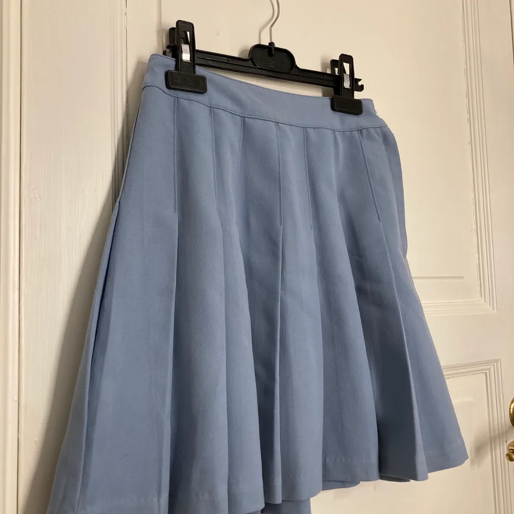 Säljer denna super söta blåa hm kjolen i superbra skick använd kanske 1-2gng💗 . Kjolar.