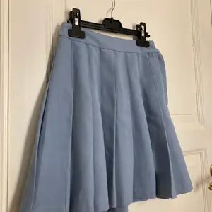 Säljer denna super söta blåa hm kjolen i superbra skick använd kanske 1-2gng💗 