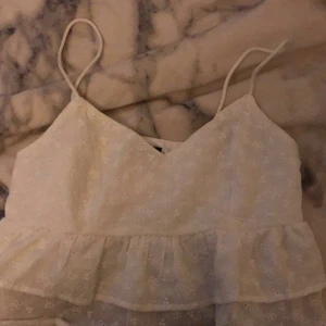 topp - säljer denna superfina topp från shein i bra skick fin till sommaren💗