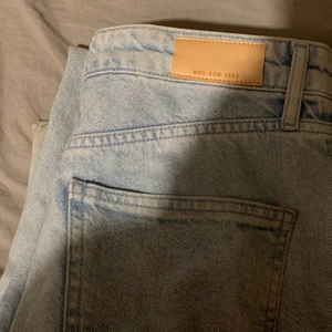 mango jeans - jag säljer mina raka ljusa mango jeans, dom har hög midja och är i en rak modell längst benen. Jag säljer dessa för att dom inte kommer till andvändning. Jag har använt dessa mist 10 gånger ungefär. 