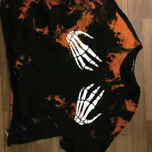 En ”tiedye” tröja med halloween tema ifrån shein✨ croppad tröja som är lite oversiced i passformen💕 