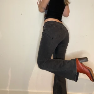 Low waist jeans  - Low waist jeans från Weekday som knappt är använda. Verkligen sååå snygga i rumpan🍑 jag är 168 cm 