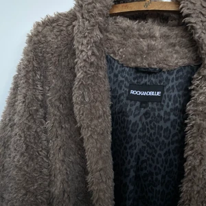 Pälskappa  - Oanvänd pälskappa från rock and blue. Kappan är i storlek 36 och gjord med fake päls. Jag tror att det är en vinterkappa men den är ganska tunn så kan tänka mig att den passar bättre på höst/våren. Priset kan diskuteras 💐