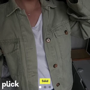 Grön vår jacka  - Super fin jacka till våren som tyvärr var förstör för mig. (köpt här på plick) den är storlek s och i typ nyskick. Köparen står för frakten. (lånade bilder av tjejen jag köpte den av)