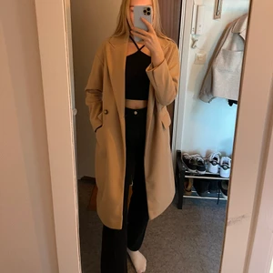 Beige kappa från Topshop - Klassisk beige kappa från topshop i storlek 36. Använd 2 vintrar men bra kvalitet och ser inte sliten ut 