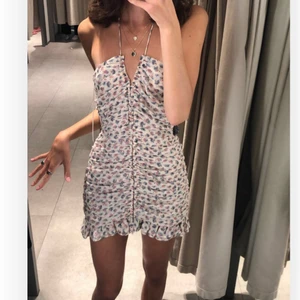 Klänning - Helt UNDERBAR klänning från zara. Sjukt fina detaljer. Perfekt till midsommar eller liknande. Helt ny med prislapp kvar!