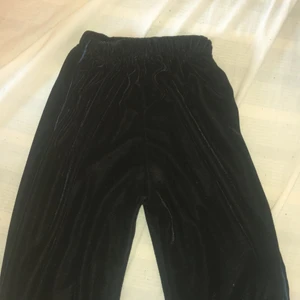 Mjukis byxa  - En svart mjukis byxa, finns en fläck!