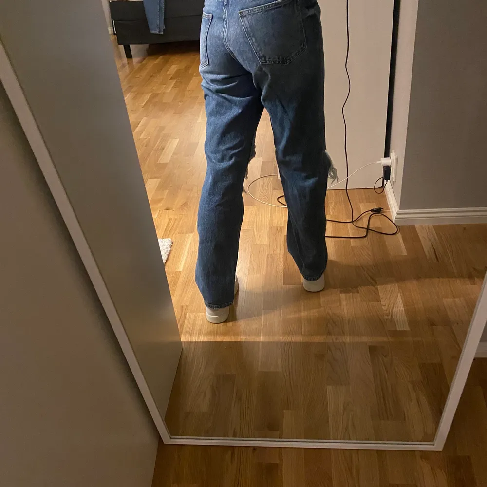 Dessa snygga jeans från nakd är i storlek 36 men passar även mig som normalt bär en 34. De är i super bra skick och använd fåral gånger🤗 Super snygga nu till våren❤️ Kontakta mig för fler bilder. Jeans & Byxor.
