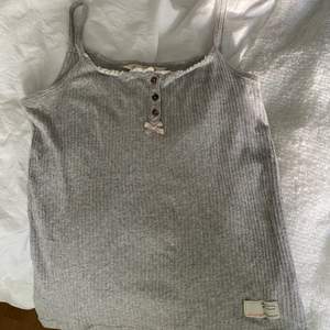 Skit fint grått odd Molly linne som inte är min stil längre. Det är i stolek s och knappt användt så jätte bra skick!☺️ 