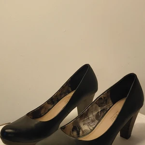 Klackar Skor Stl 41 - Svarta klackarskor, ny skick, har inte använts så många gånger. 