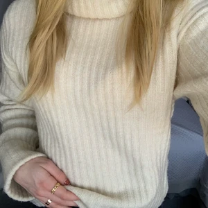 Stickad Tröja - Säljer min jättefina stickade tröja från NA-KD då jag har en liknande. Den är använd Max 3 gånger och därför i väldigt bra skick