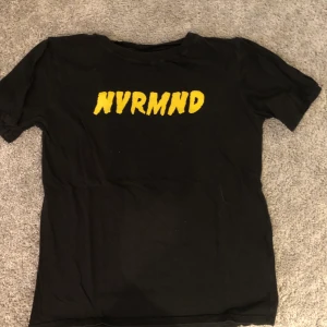 Nvrmd tröja - En svart T-shirt med tryck på framsidan från NA-KD