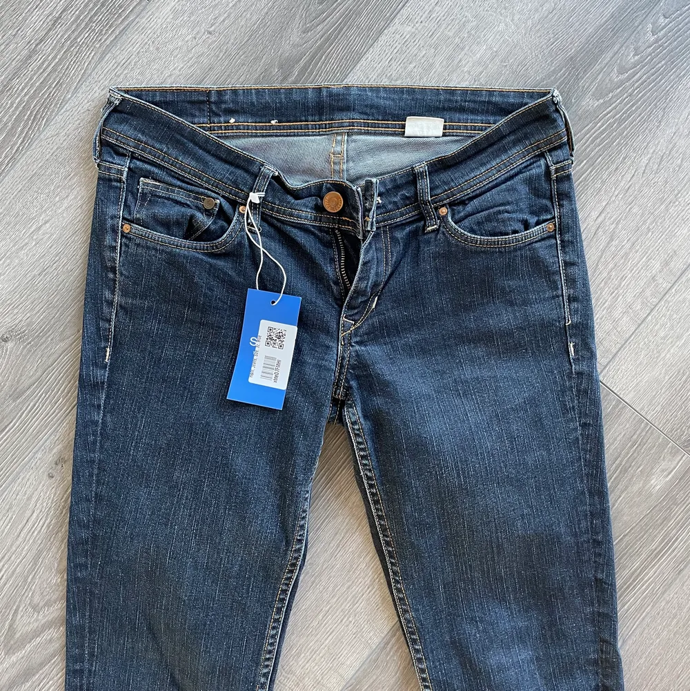 Säljer dessa jeans från h&m som är köpa på Sellpy. Storlek 32 midjemått 72cm. 70kr och köparen står även för frakten på 66kr 🤍. Jeans & Byxor.