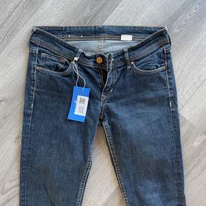 Säljer dessa jeans från h&m som är köpa på Sellpy. Storlek 32 midjemått 72cm. 70kr och köparen står även för frakten på 66kr 🤍