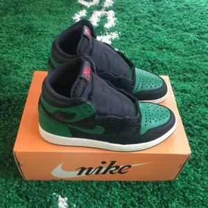 Air jordan 1 high pine green 2.0 - Size US 8,5 = EU 42. Condition 7/10. Replacement box, red laces missing. 1600 sek / 160 €. Buyer pays the shipping cost. For more information please go visit @xhibitshop on instagram.