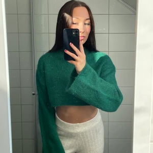 Grön croptop - Kommer ej ihåg vart den är ifrån köpte på Plick men brukar inte använda crop top💗 passar XS-S jag är 166cm. Tröjan sticks inte