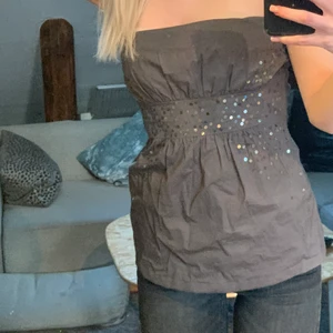 Offshoulder topp, runt strl S-M - Säljer nu en av mina favorit toppar, den har blivit lite för stor runt bysten på mig😕 Passar perfekt både till fest och vardag! Knappt använd, super fint skick! 