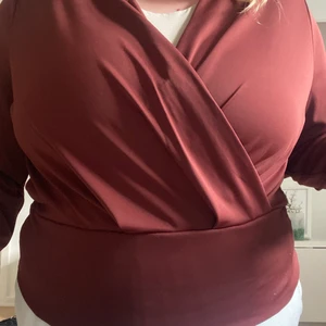 Vinröd Festblus storlek XL - Vinröd festblus med v-ringning i storlek XL. Gott skick, använd fåtal gånger. 