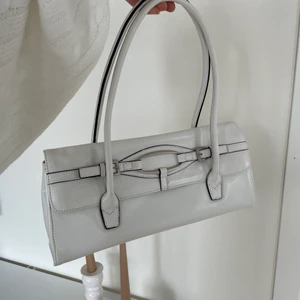 Vit vintageväska  - Säljer nu min sjukt snygga vintageväska i vitt läder🤍💫 Skriv för fler bilder! 