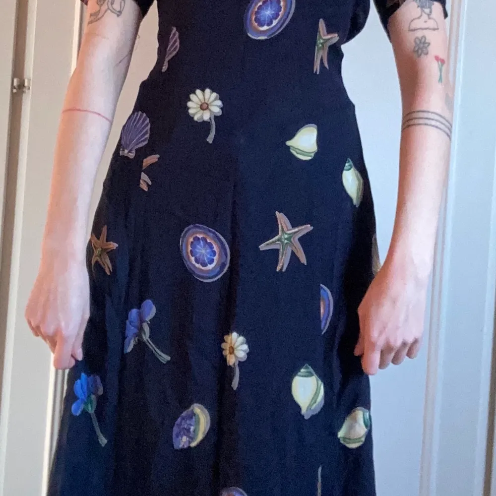 Vacker långklänning i marinblått med snäck-detaljer. Superskön och i TOPPENSKICK! :). Klänningar.