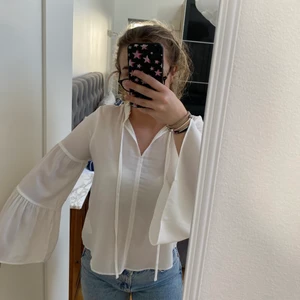 Blus från Vero moda - Superfin blus, använd bara en gång så som ny!💘 går att både knyta banden eller ha de hängandes, superfina ärmar också! Storlek Xs men pasaar mig som brukar ha S vanligtvis också, 130 kr + frakt 