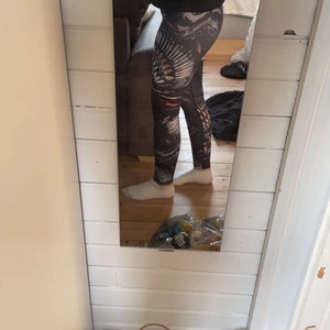 Tights - Fina träningstights ifrån stronger välanvända. Köpta för 800kr. Jag är 160cm lång och dem passar bra på mig. Ser inget fel på dom eller liknande.