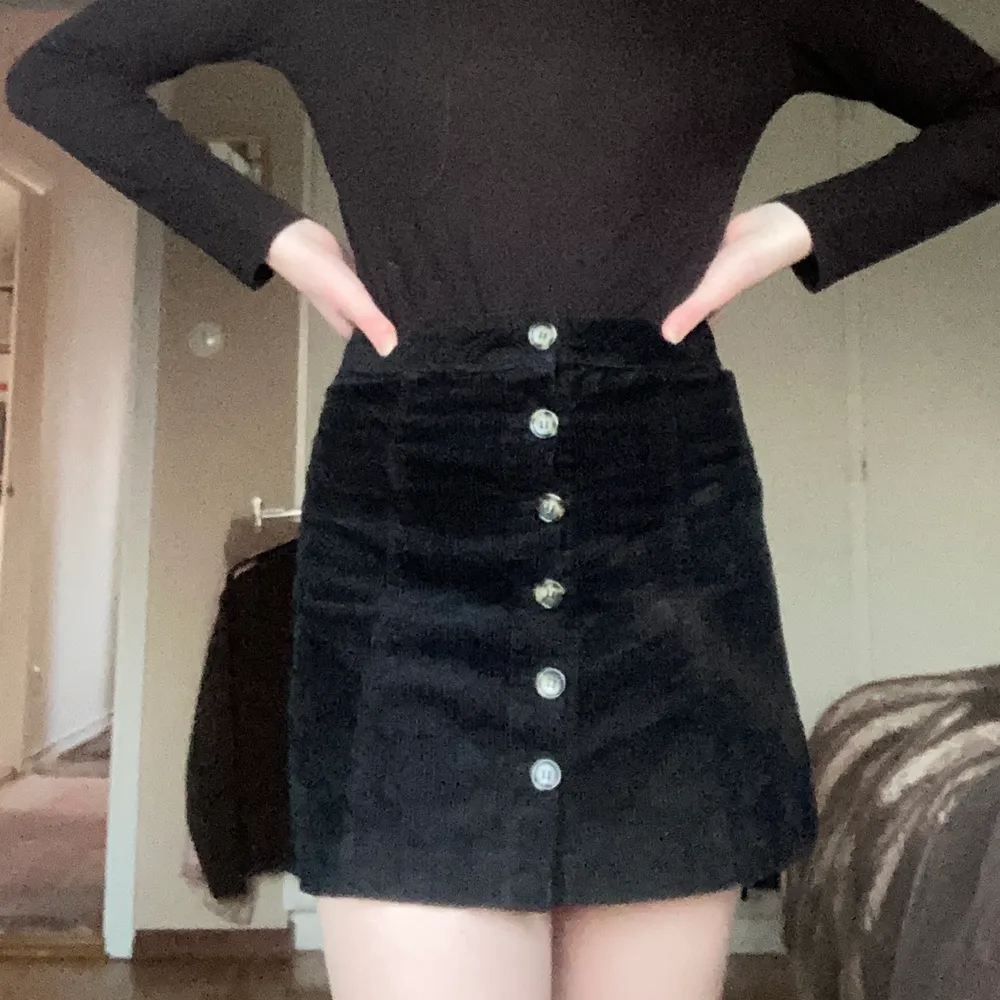 Svart kjol i manchester från H&M 2019, använd ett fåtal gånger. Så så fin till hösten men sitter inte som jag vill 😢 A-line-formad stl 36, längd 39 cm.. Kjolar.