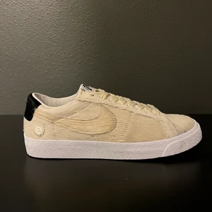 Blazer low x MEDICOM TOY - Limited edition Nike Blazer Low x MEDICOM TOY BE@RBRICK. Helt nya, ej använda. Kartong och kvitto medföljer samt tillhörande extra skosnören.