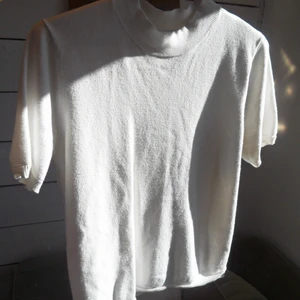 Stickad Tshirt - Säljer en fin tätstickad, "krämvit" Tshirt med lite halvpolo-krage. Kommer inte till användning hos mig längre men den är i fint skick!😊